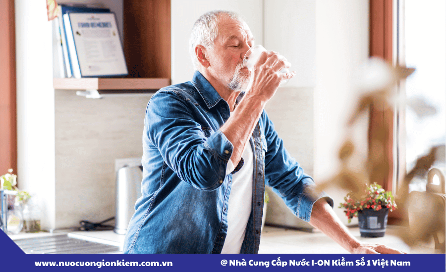 Suy thận uống nước kiềm được không